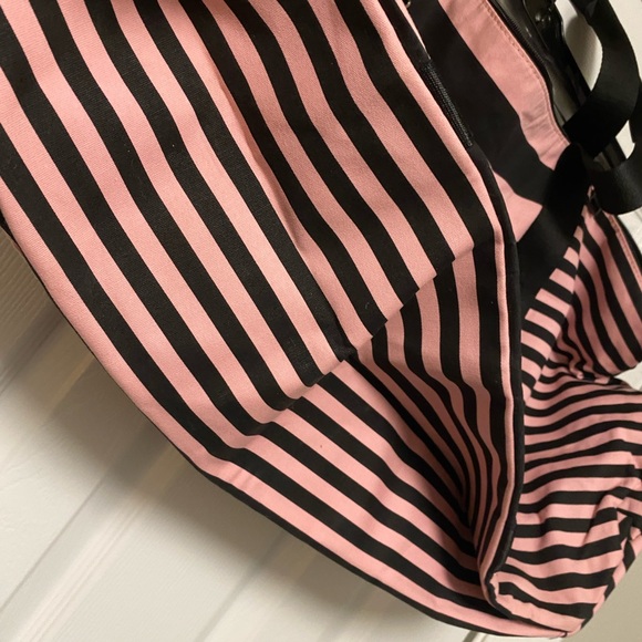 NWOT~VS Weekender Tote Bag - Picture 2 of 3